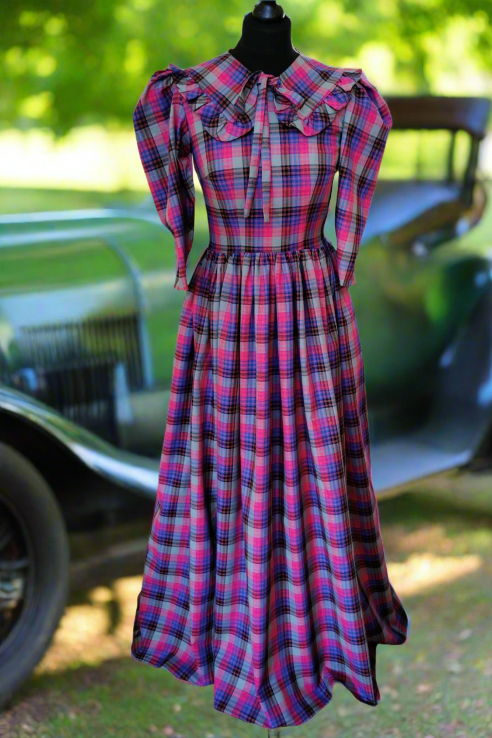 Ingrid is the perfect blend of Victorian and modern style. With a 1970s style vintage dress and an Edwardian style bodice, it's perfect for any special occasion. Choose a maxi length for a classic look or customize the length for a unique look